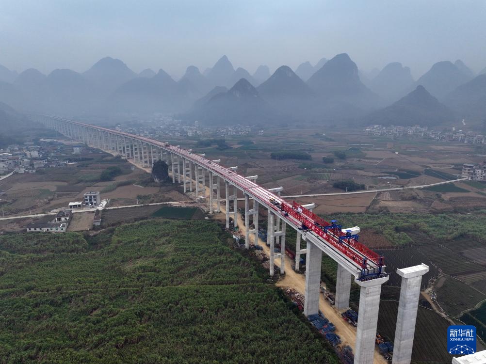 广西柳州：冬日筑路忙