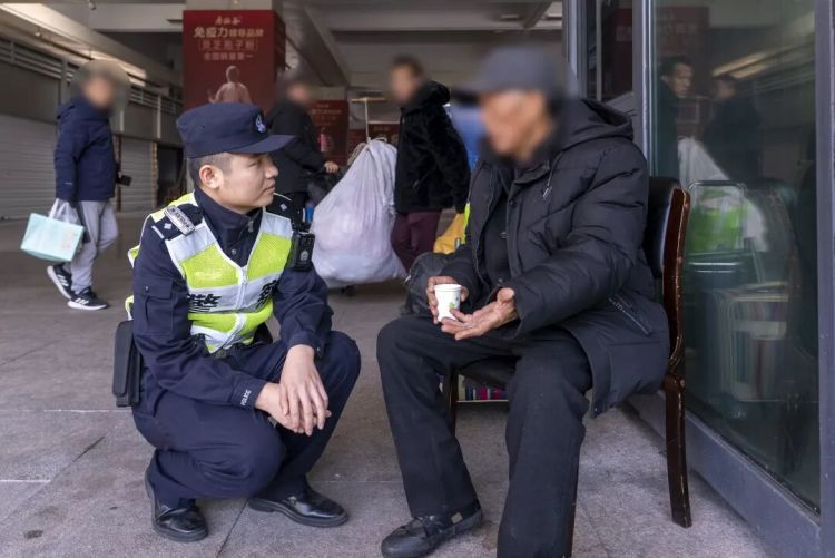 “我当了33年兵，12年警察”，车站里，他握住了民警的手……