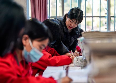 “燃灯”接力——张桂梅和她的学生们