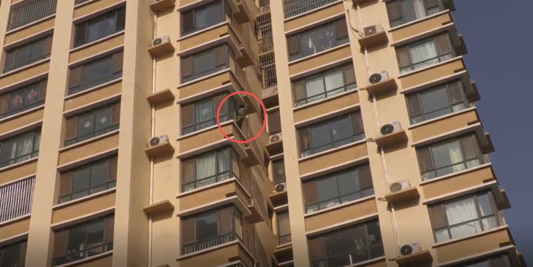 工人从11层失足坠楼，“悬吊”27米高空！