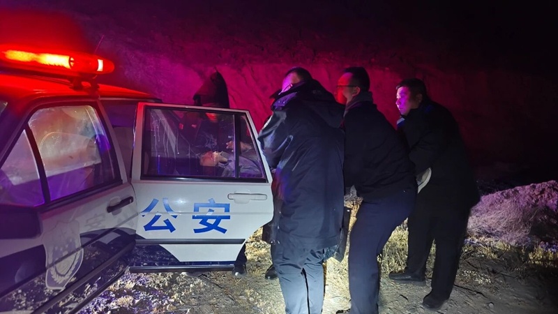 88岁老人走失！凌晨五点，民警徒步深山轮流将其背回