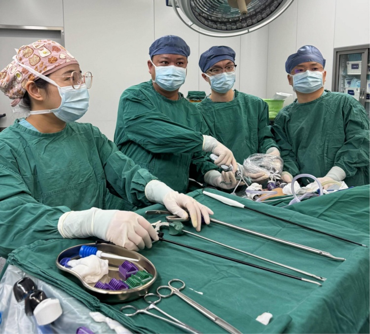 摸到的腹部突起，一查竟是20厘米巨瘤！已占大半个腹腔……