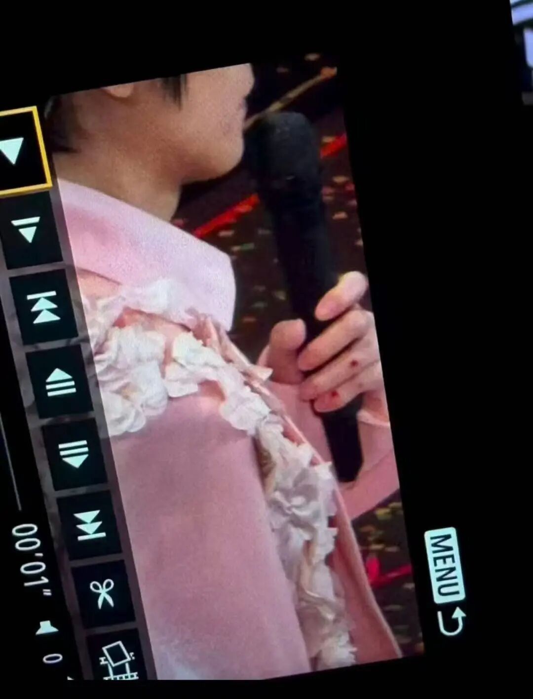 F4演唱会上，阿信摔下舞台，吴建豪飞奔查看，网友：看着都疼