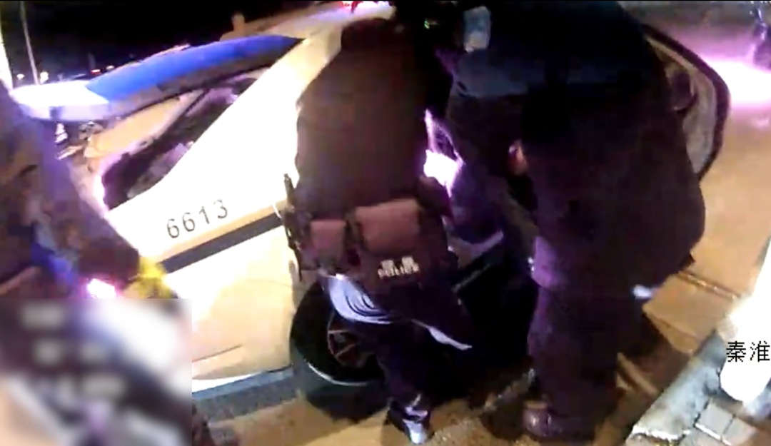 南京52岁民警张海涵，好样的！