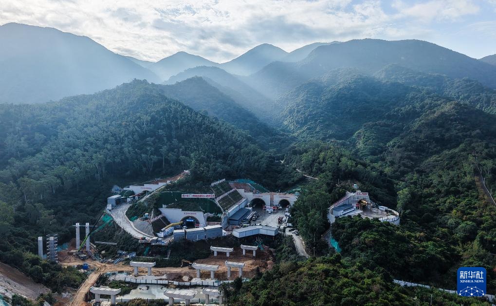 深圳外环田头山隧道群开挖大断面