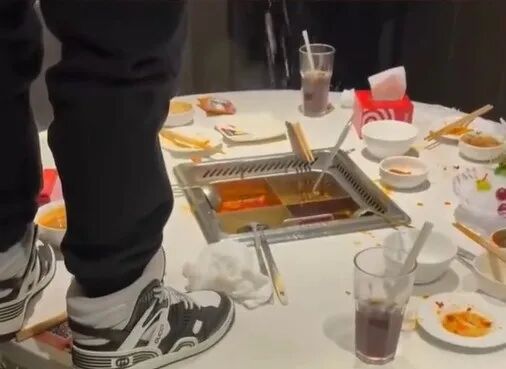 玩“真心话大冒险”，他们在海底捞火锅里小便！法院披露详情