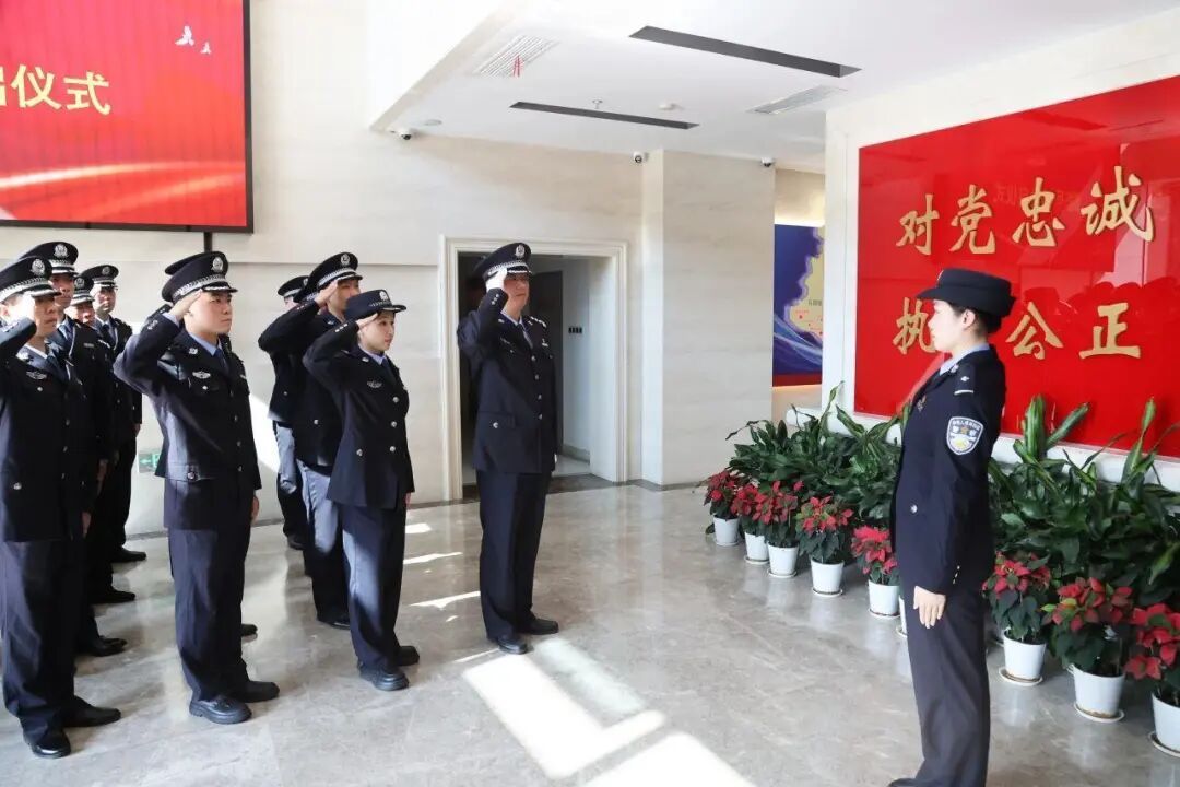 接过父亲的警号 “145181”欢迎归队！