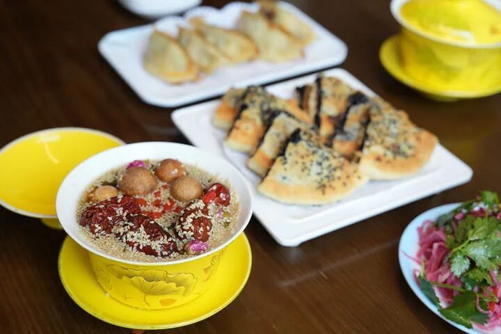 一屉稍麦和一盘羊肉手抓之间的距离有多远？