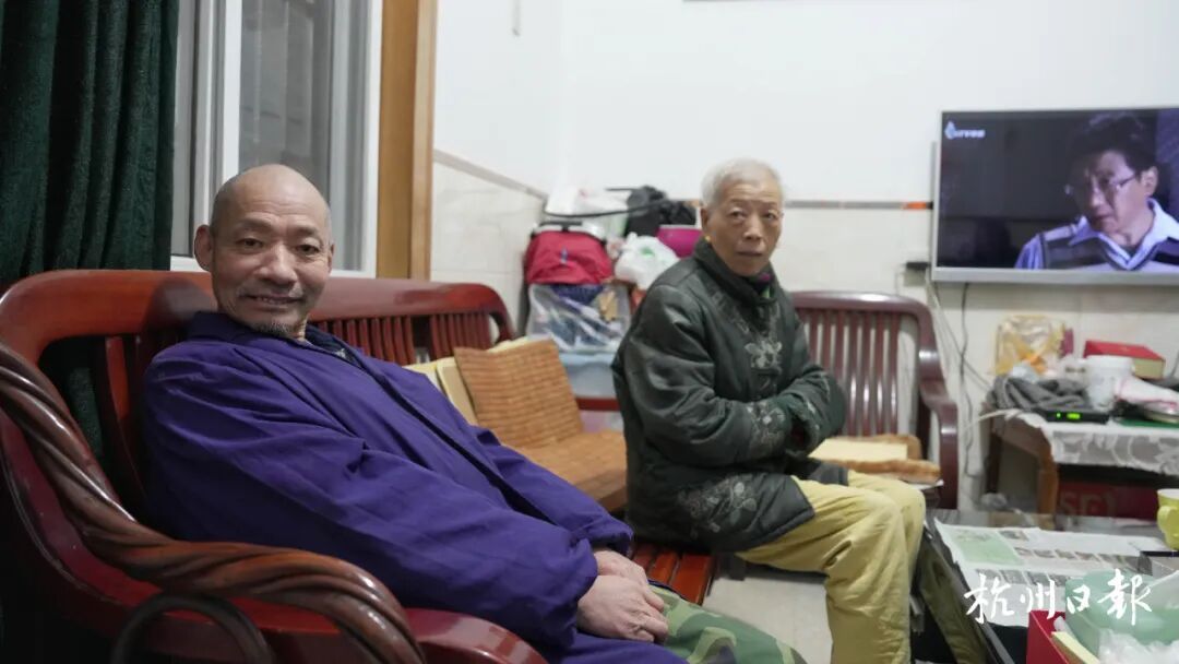 新婚不久捡到孩子，杭州女子养了他60年，现在仍在当全职妈妈…