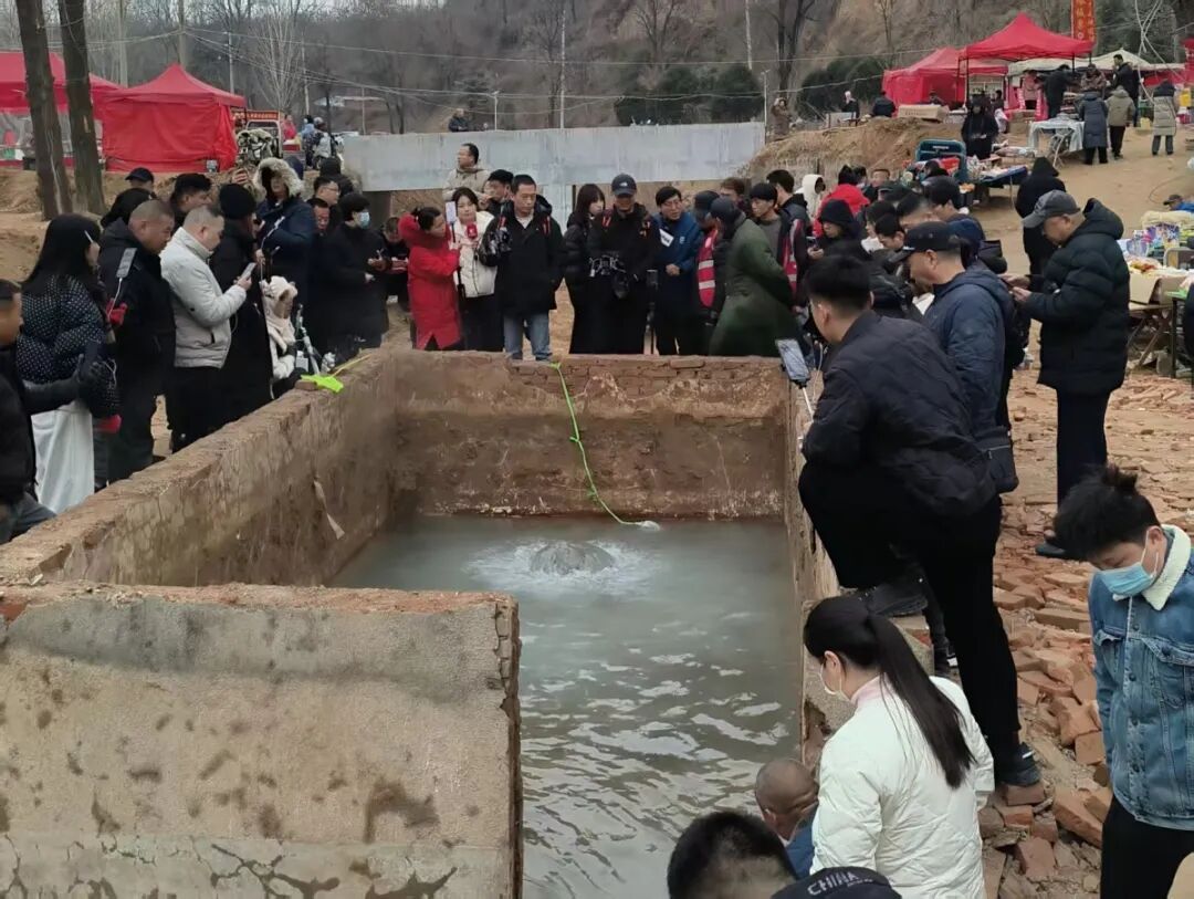 贾鲁河源头温泉“奇迹”复涌，机井房已拆除，“方便游客看清温泉全貌”