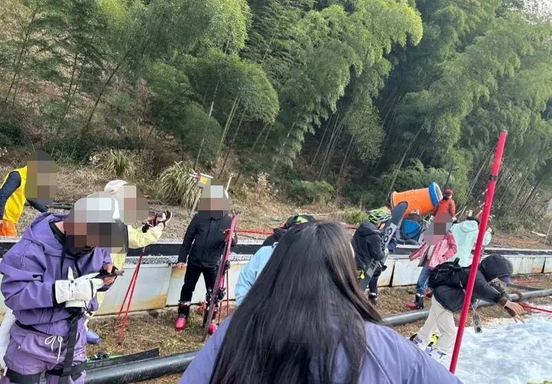 杭州一滑雪场“魔毯”突发故障致多人摔倒，雪场回应：目前设备正在检修维护，暂停开放