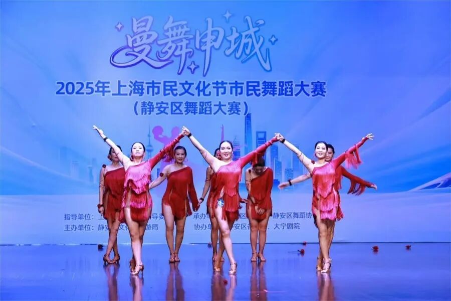 生活不易，不如跳舞！上海有支平均56岁的“蓉舞团”