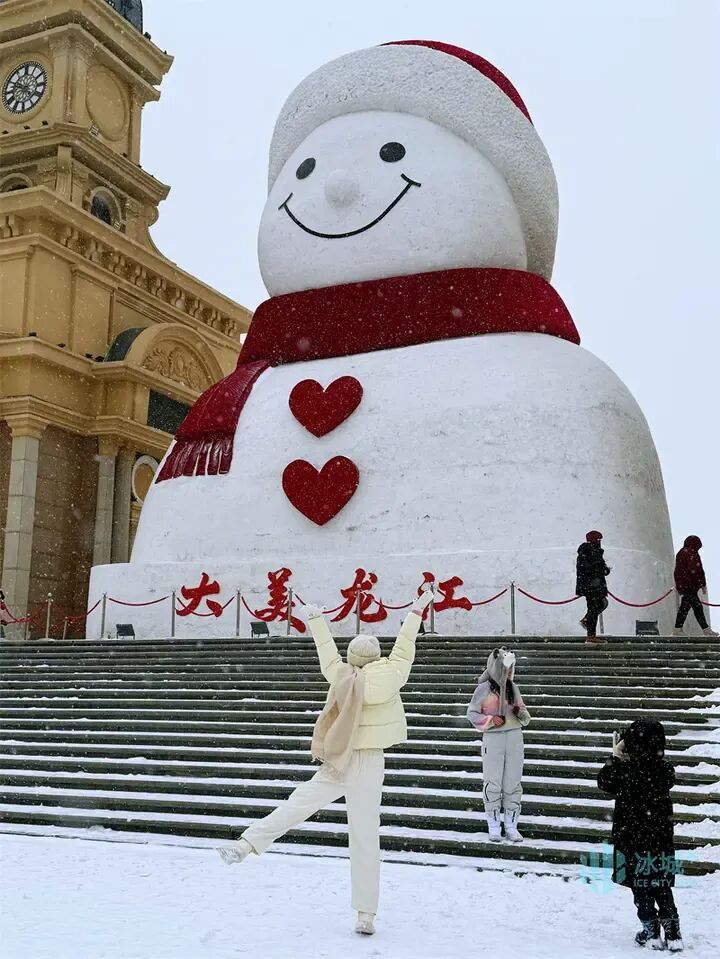 太上头了！一场降雪让游客解锁冰城N种玩雪姿势
