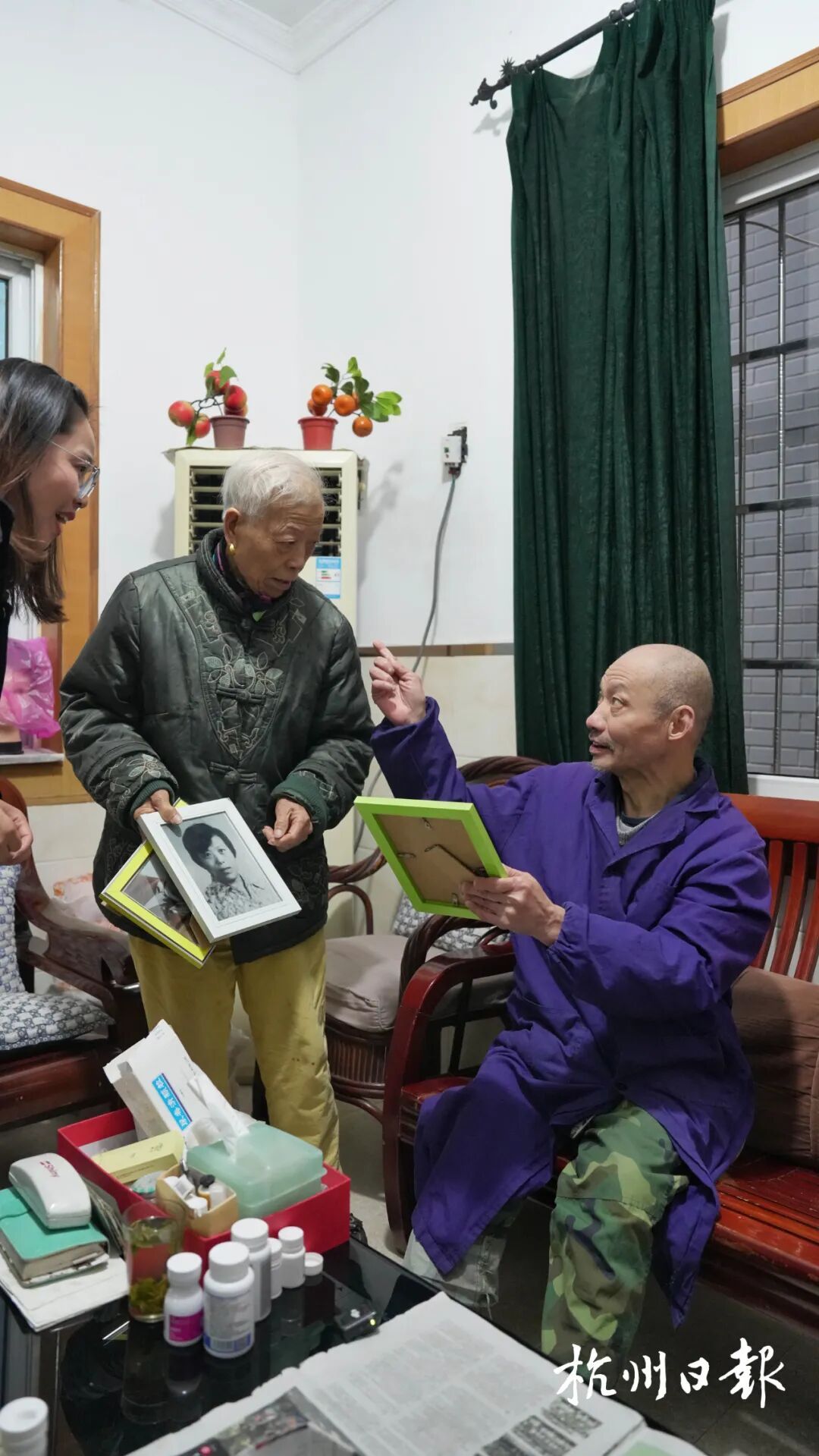 新婚不久捡到孩子，杭州女子养了他60年，现在仍在当全职妈妈…