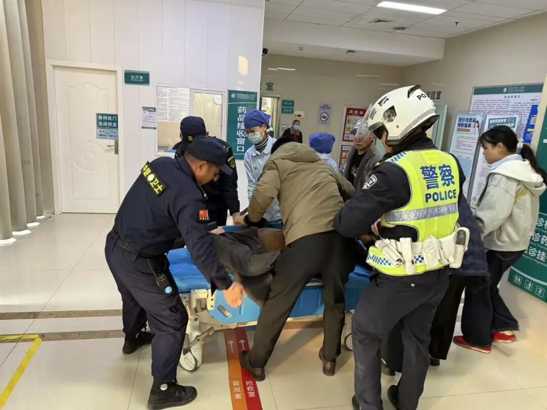 紧急救援！江夏交警为休克患者开辟生命通道