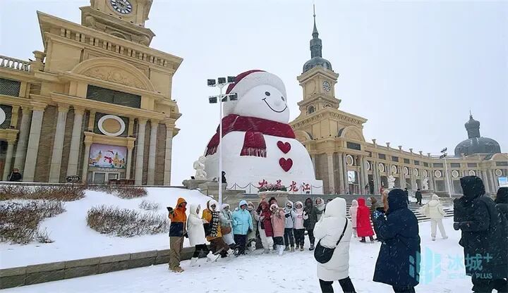 太上头了！一场降雪让游客解锁冰城N种玩雪姿势