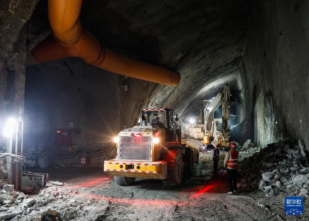 深圳外环田头山隧道群开挖大断面