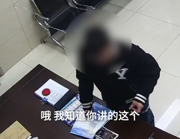 小伙走进派出所，掏出20块钱声称要还款！