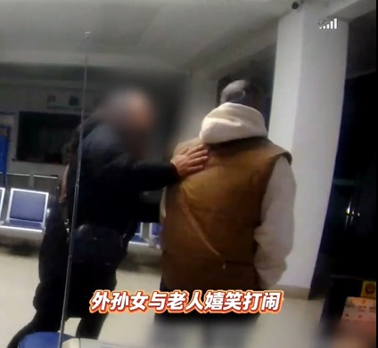 隔代亲！一边 “念叨”，一边笑着闹着把家回