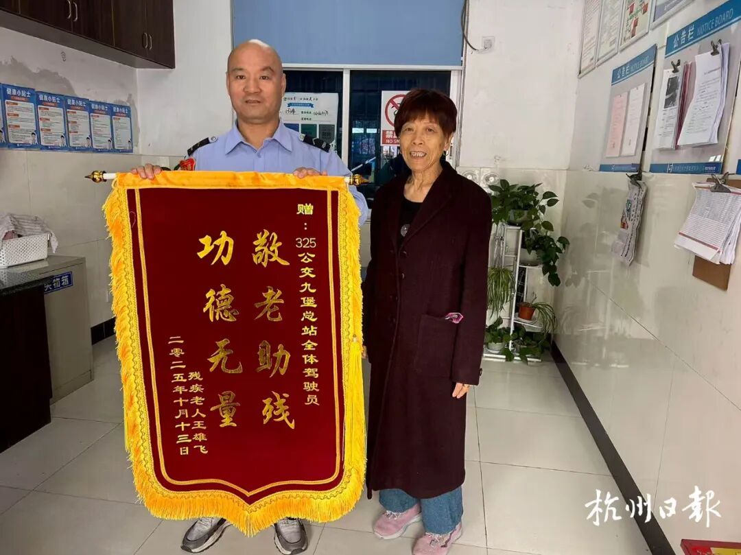 新婚不久捡到孩子，杭州女子养了他60年，现在仍在当全职妈妈…
