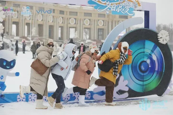 太上头了！一场降雪让游客解锁冰城N种玩雪姿势