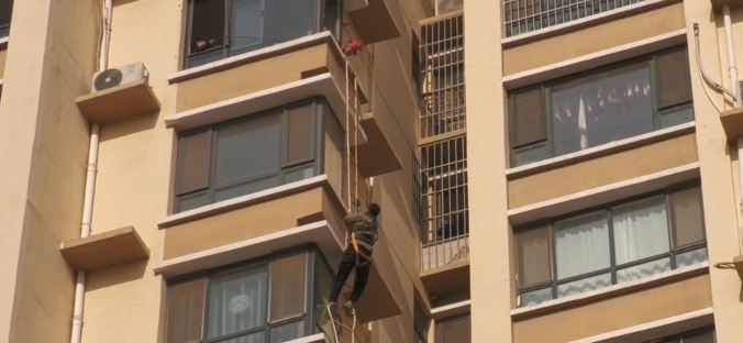 工人从11层失足坠楼，“悬吊”27米高空！