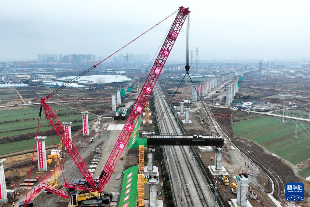 潍宿高铁上跨日兰高铁钢横梁吊装忙