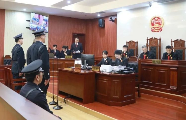 出租屋里独居老人离奇去世，从不离身的手机却在冰箱里……