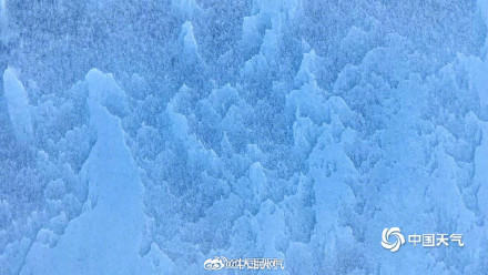 此时雪成了风的形状