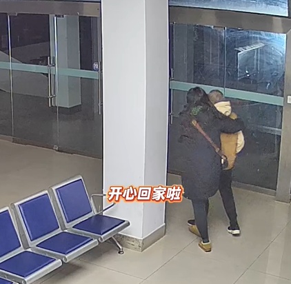 隔代亲！一边 “念叨”，一边笑着闹着把家回