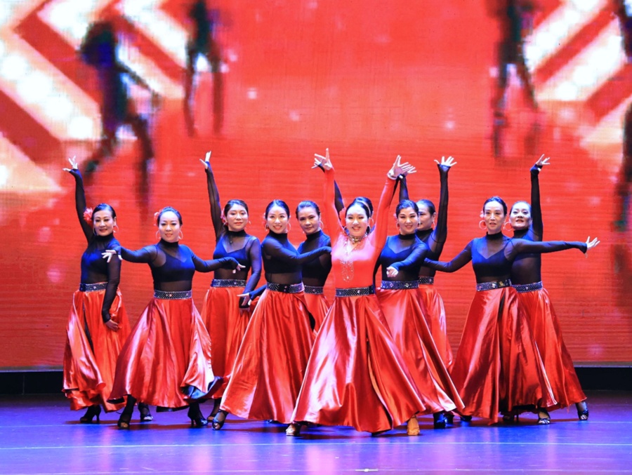 生活不易，不如跳舞！上海有支平均56岁的“蓉舞团”