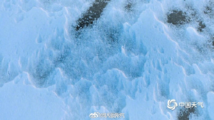 此时雪成了风的形状