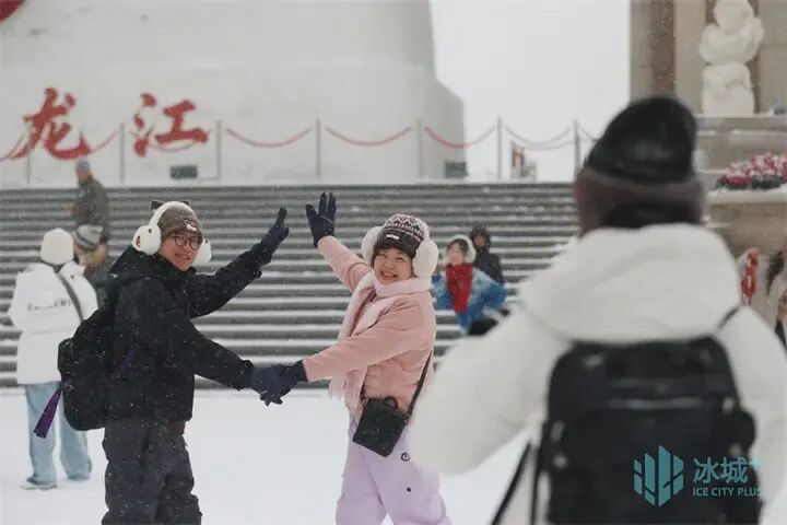 太上头了！一场降雪让游客解锁冰城N种玩雪姿势