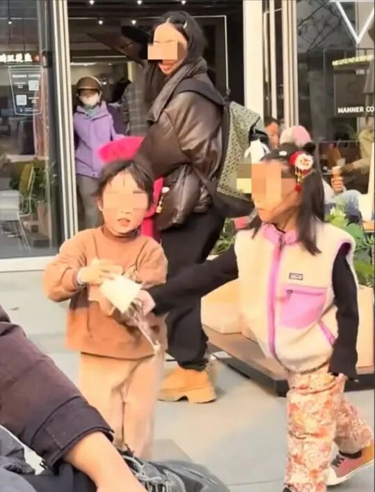 女孩打翻水杯事件炸锅：比打翻水更可怕的，是家长的这个态度