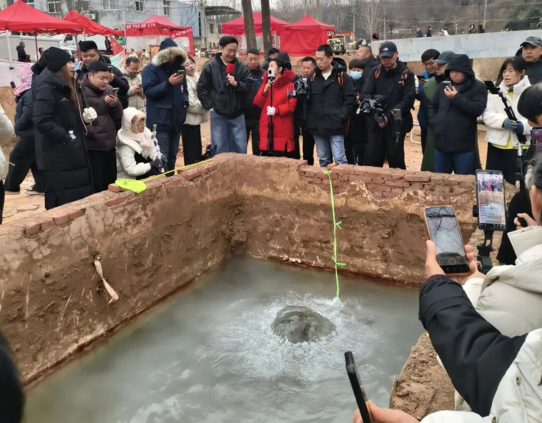 贾鲁河源头温泉“奇迹”复涌，机井房已拆除，“方便游客看清温泉全貌”