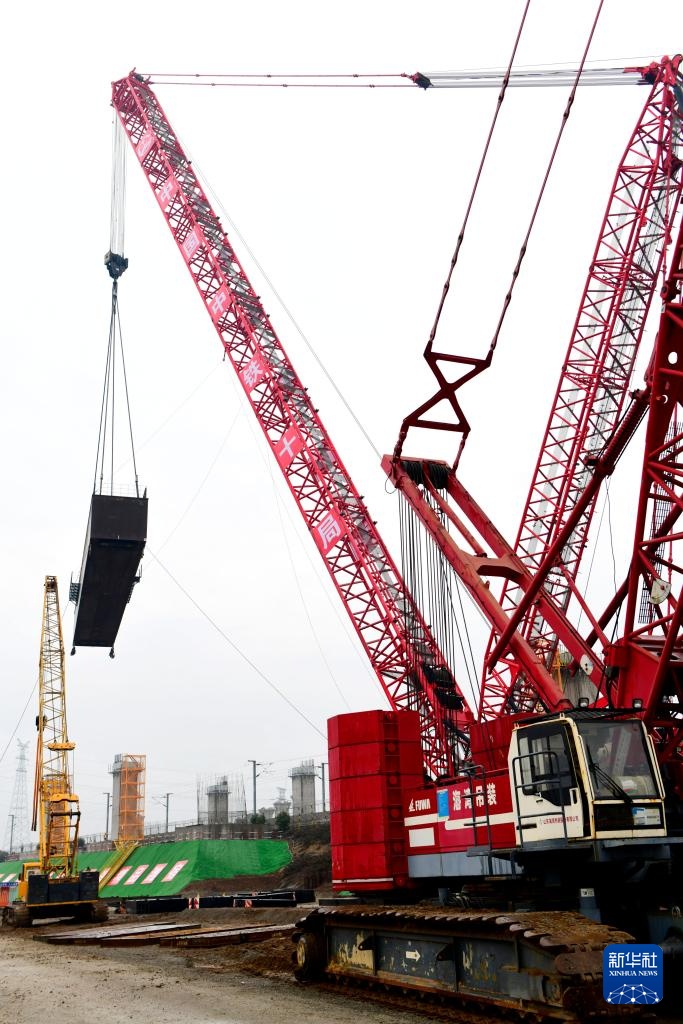 潍宿高铁上跨日兰高铁钢横梁吊装忙