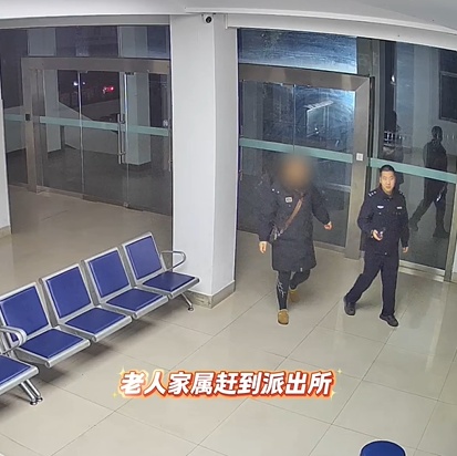 隔代亲！一边 “念叨”，一边笑着闹着把家回