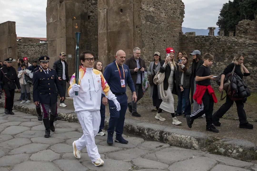 71岁成龙现身庞贝古城，传递2026米兰冬奥会火炬