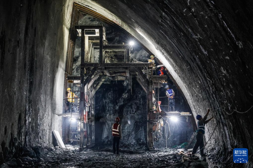 深圳外环田头山隧道群开挖大断面