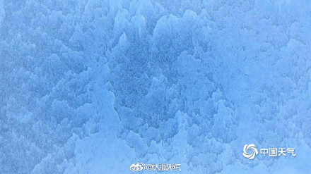 此时雪成了风的形状