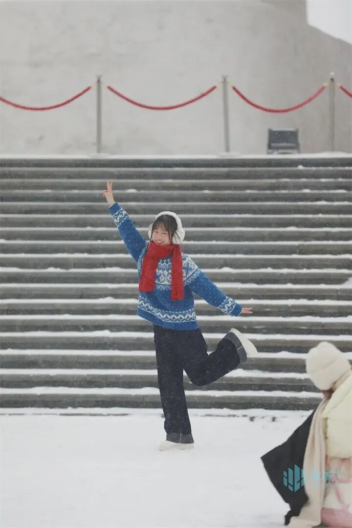 太上头了！一场降雪让游客解锁冰城N种玩雪姿势