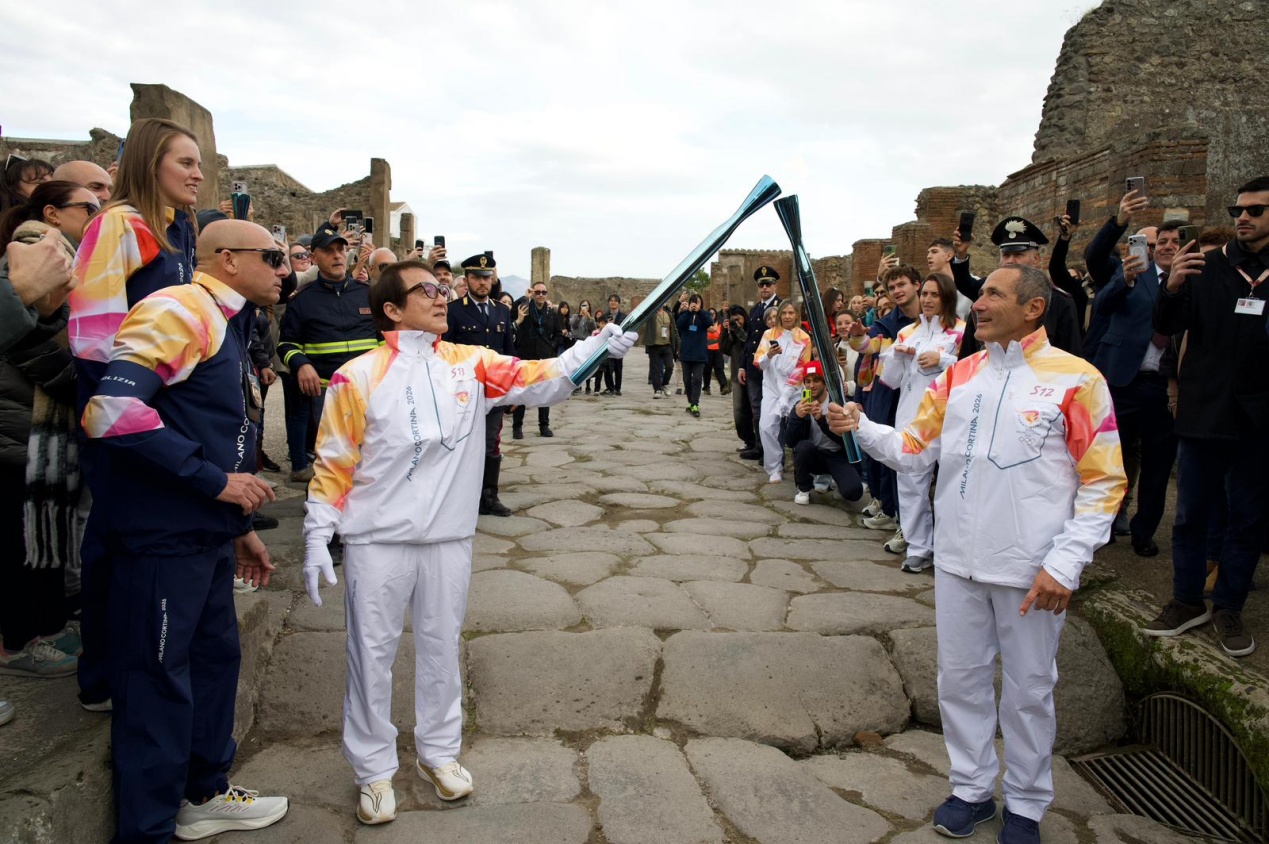 成龙参与米兰-科尔蒂纳冬奥会火炬传递活动