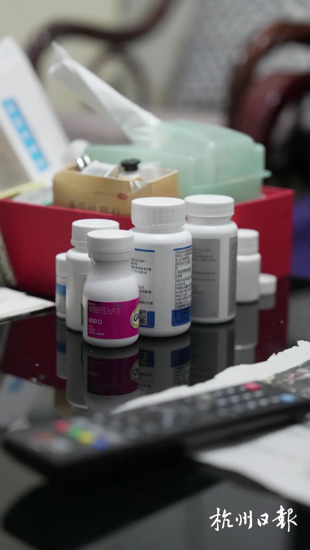 新婚不久捡到孩子，杭州女子养了他60年，现在仍在当全职妈妈…