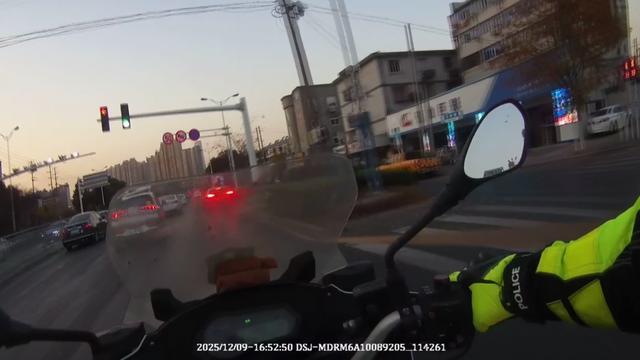 “非常感谢他们，高架下面就在等我们，一路带我们过去”