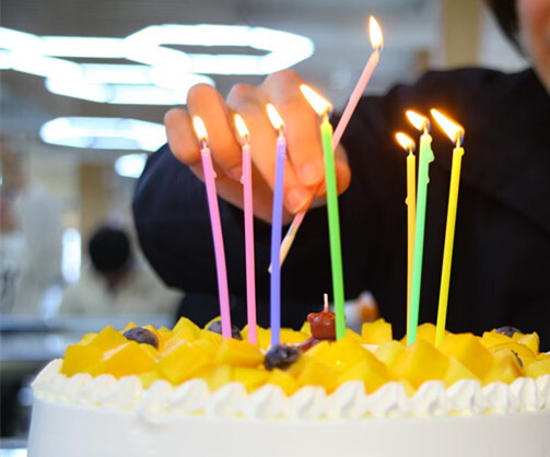 “大学四年的生日都有我们来陪你度过”！高校老师为特殊学生送温暖