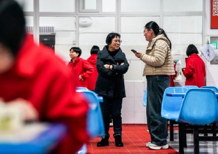 “燃灯”接力——张桂梅和她的学生们