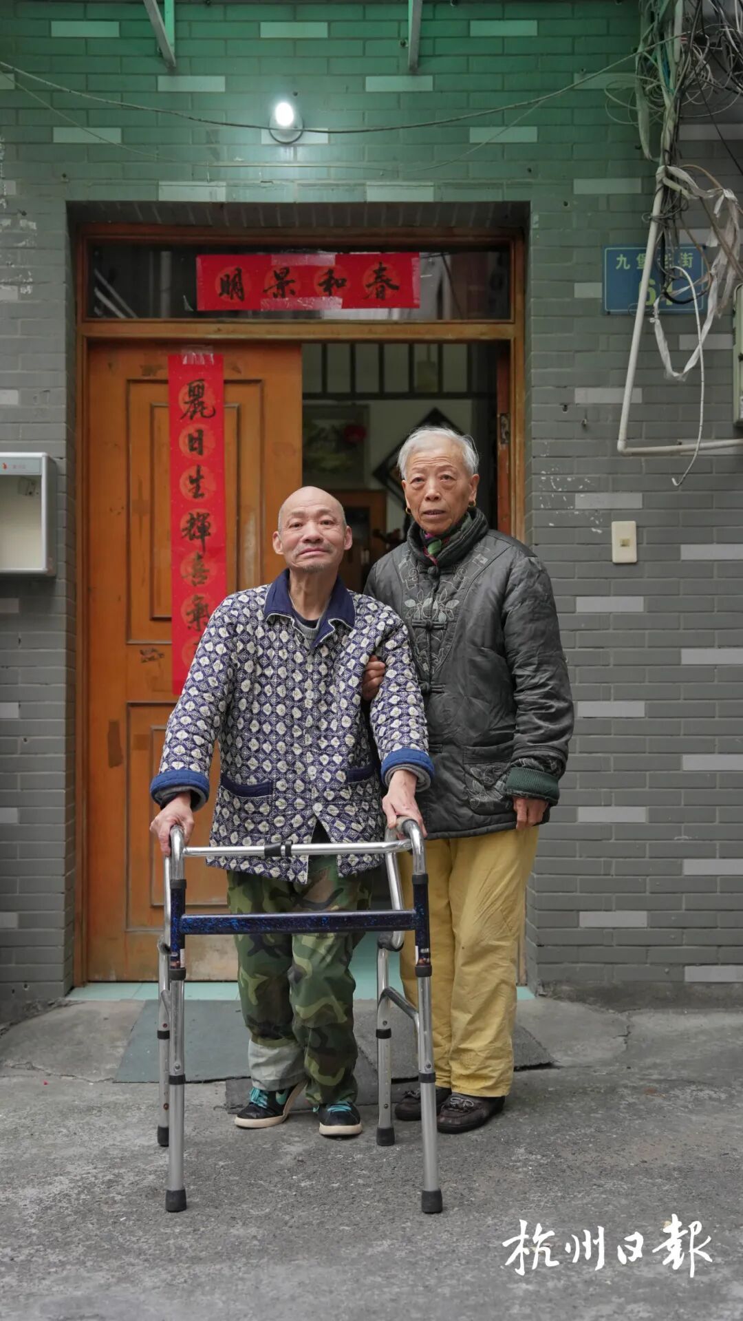 新婚不久捡到孩子，杭州女子养了他60年，现在仍在当全职妈妈…