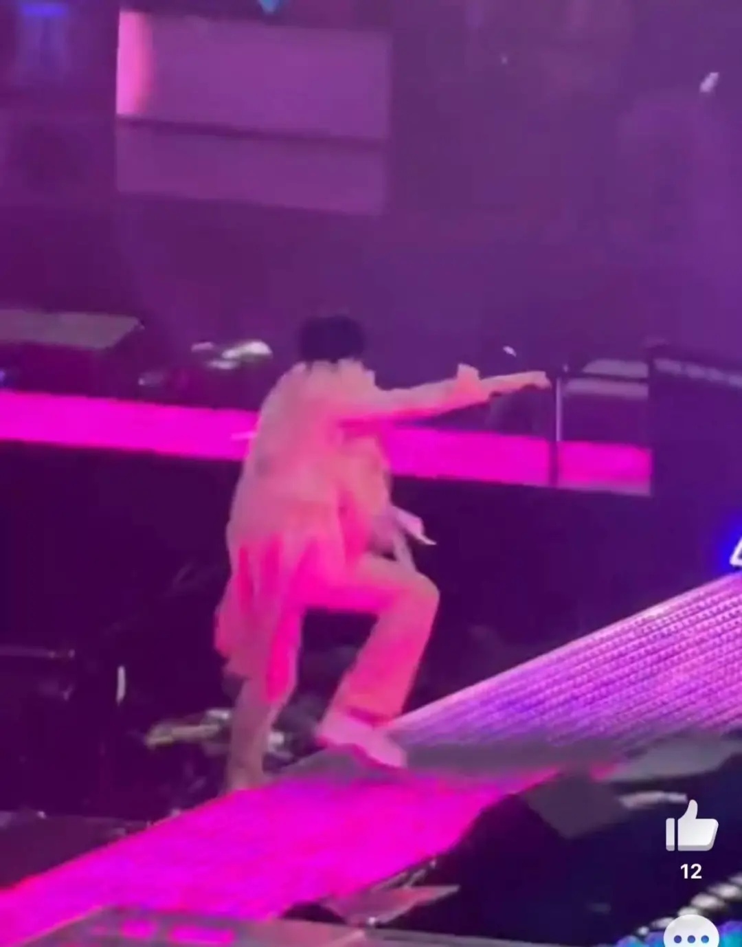 F4演唱会，他不慎踩空坠落！吴建豪飞奔查看