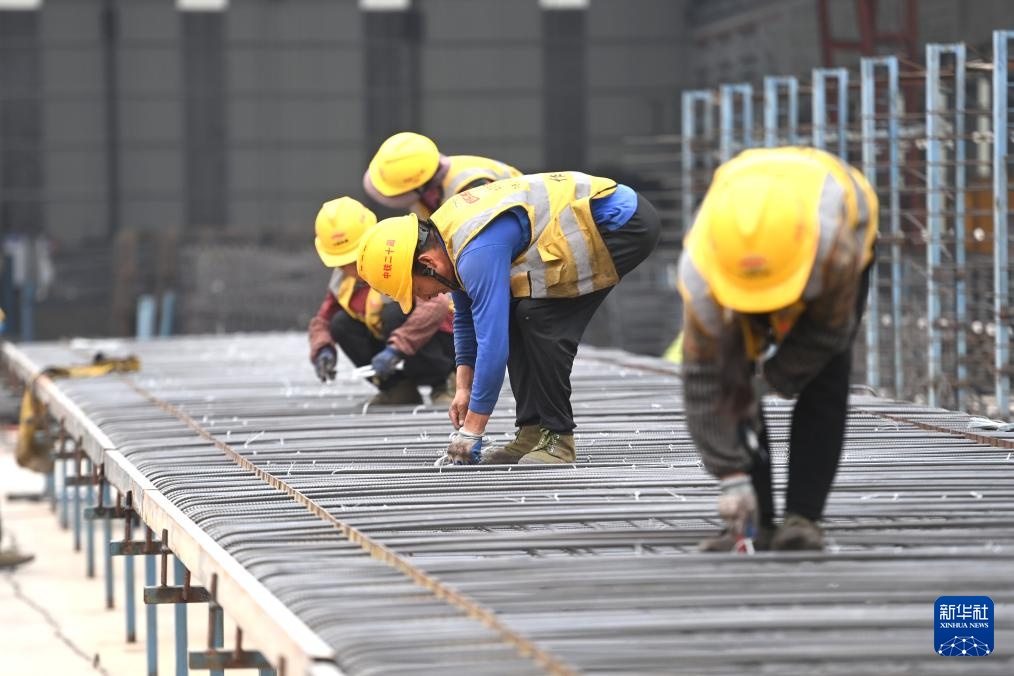 广西柳州：冬日筑路忙