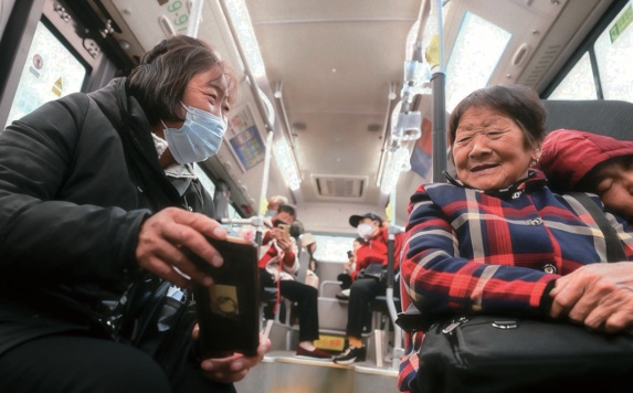 凌晨5点发车！杭州有辆特殊公交车，专为这12个人而开……